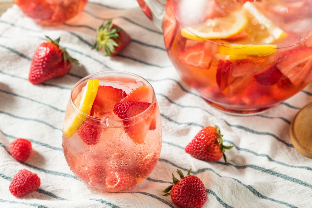 10 receitas de drinks com vinho rosé para refrescar o calor